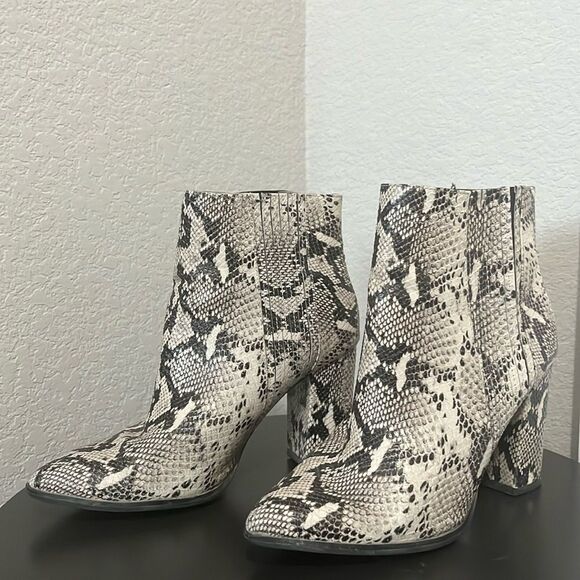 SEYCHELLES Black and White Snakeskin Leather Accordion Boot, Size 6.5 - Picture 2 of 10